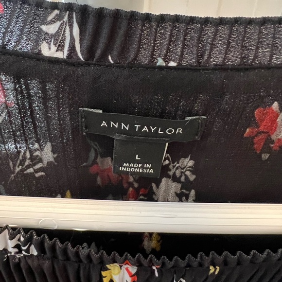 Black floral pleated chiffon top | Ann Taylor | Size L - Picture 2 of 3